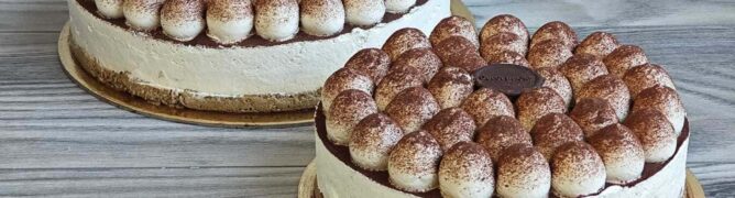 Tiramisu kolač, u obliku torte, kao kombinacija mascarpone sira, keksa i kave, u slastičarnici Dolcemania u Splitu, u Hrvatskoj